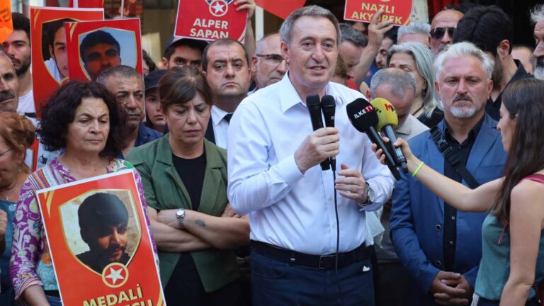 dem-parti-es-genel-baskani-bakirhan-isidin-duzenledigi-suruc-katliami-anmasinda-konustu-kurtler-ve-dostlari-rojavada-isid-barbarligini-yerle-bir-etti-ZbBYfjKI.jpg