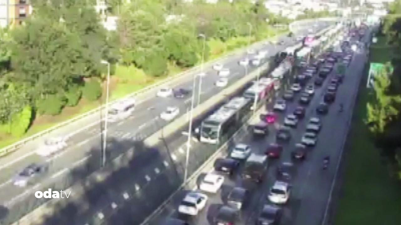 kadikoyde metrobus kaza yapti 9YR7txw5