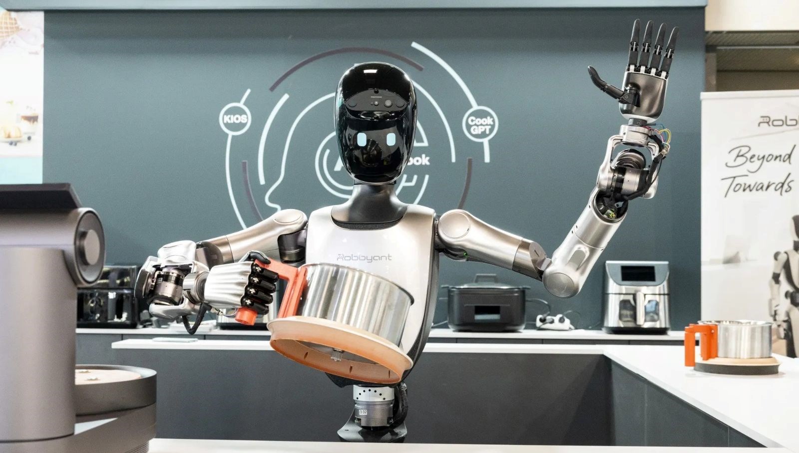 teslaya cinden yeni rakip insansi robot r1 gorucuye cikti Q9kLvdBc