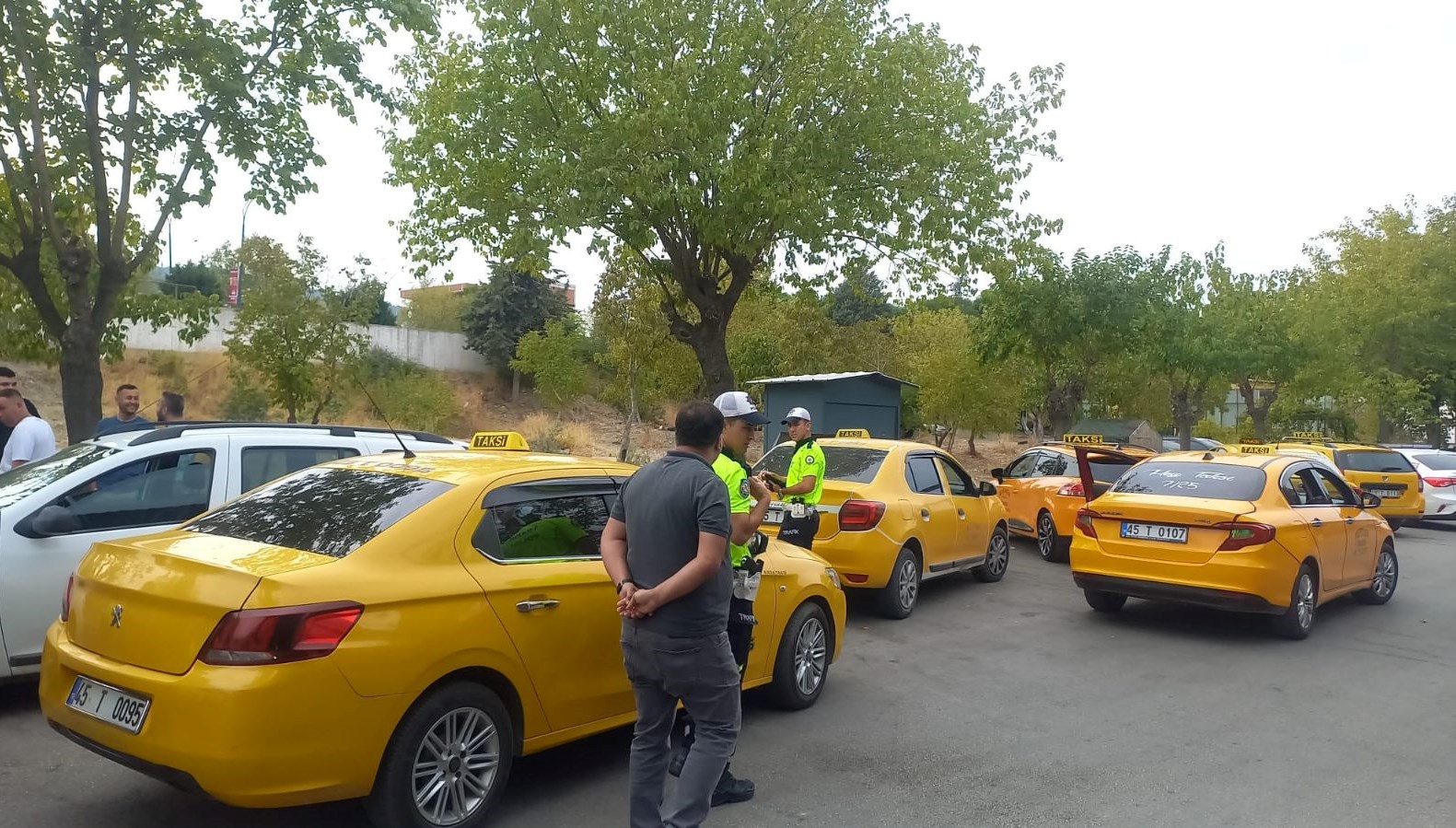 alanyada taksinin carptigi elektrikli bisikletin surucusu oldu N8LBRfCx.jpg