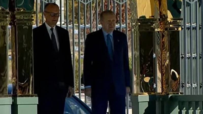 almanya basbakani merz ankarada erdogan resm torenle karsiladi pPInD53t.jpg