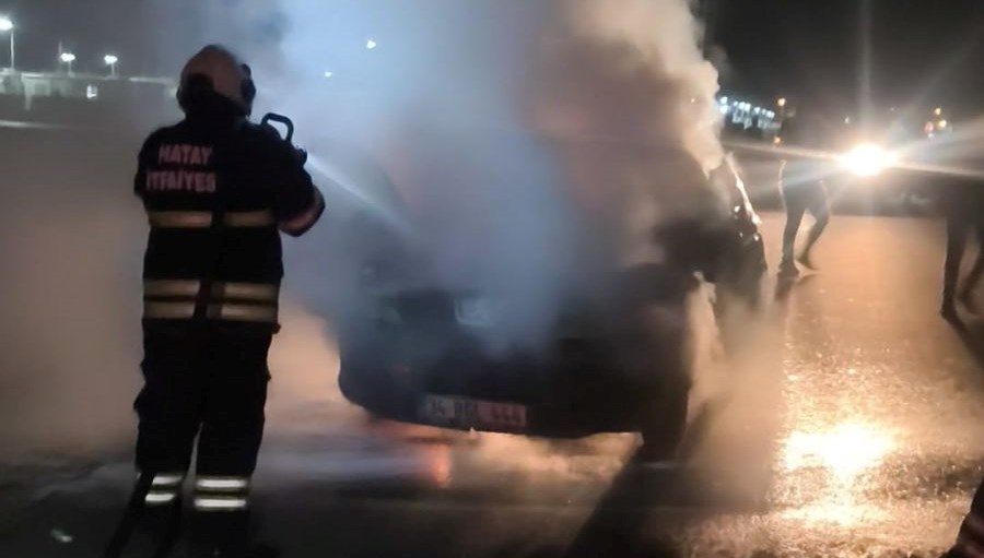 antakyada otomobil alev alev yandi 7JZPcZ1E.jpg