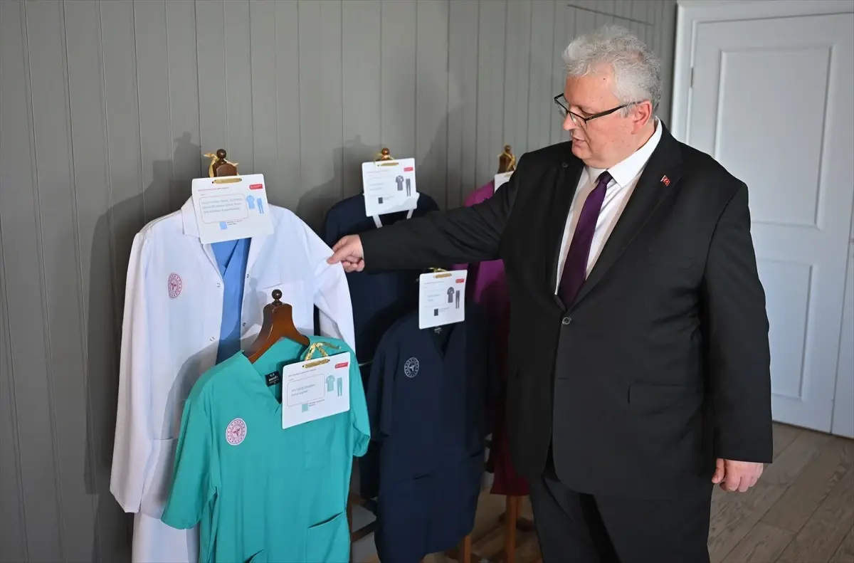 saglik calisanlarinin kiyafetlerinde yeni donem QqaqqA4p.jpg